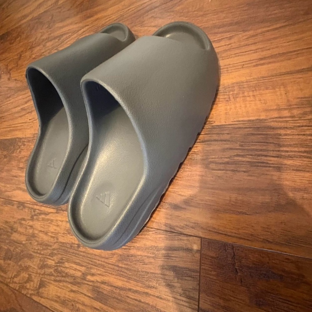 Slip-On Yeezy Slides